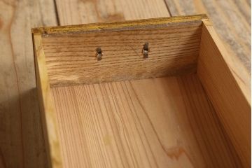 アンティーク家具　透かし彫り　大正昭和期　結霜ガラス引き戸　小ぶりな収納棚