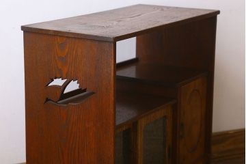 アンティーク家具　透かし彫り　大正昭和期　結霜ガラス引き戸　小ぶりな収納棚