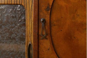 アンティーク家具　透かし彫り　大正昭和期　結霜ガラス引き戸　小ぶりな収納棚