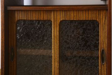 アンティーク家具　透かし彫り　大正昭和期　結霜ガラス引き戸　小ぶりな収納棚