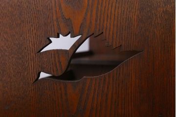 アンティーク家具　透かし彫り　大正昭和期　結霜ガラス引き戸　小ぶりな収納棚