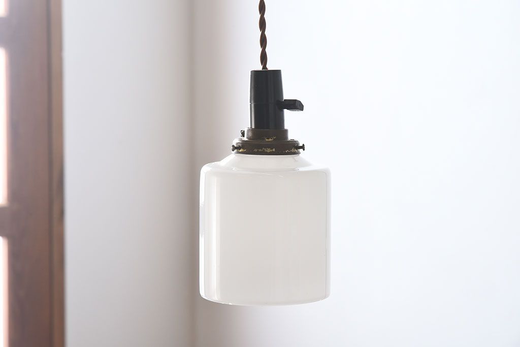 アンティーク　古い吊り下げ天井照明　白いガラスシェード(1)