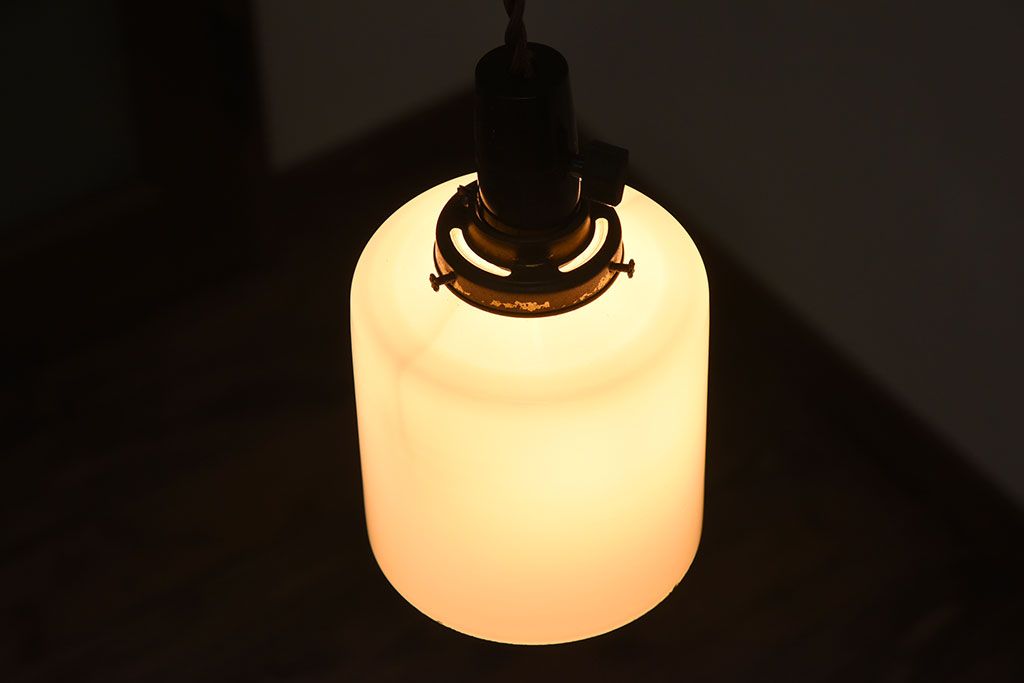 アンティーク　古い吊り下げ天井照明　白いガラスシェード(1)