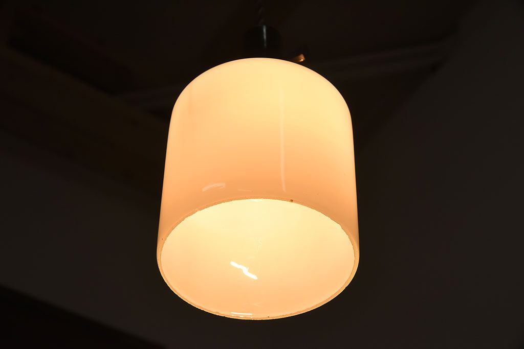 アンティーク　古い吊り下げ天井照明　白いガラスシェード(1)