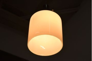 アンティーク　古い吊り下げ天井照明　白いガラスシェード(1)