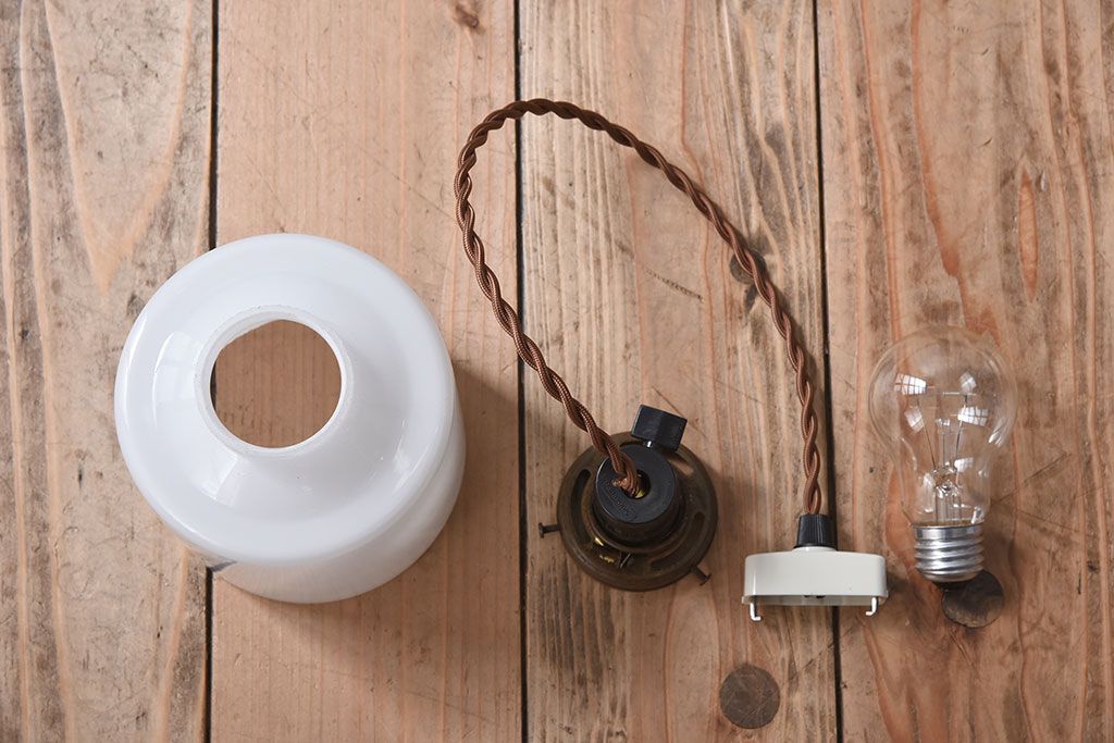 アンティーク　古い吊り下げ天井照明　白いガラスシェード(1)