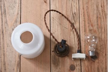 アンティーク　古い吊り下げ天井照明　白いガラスシェード(1)