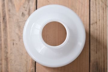 アンティーク　古い吊り下げ天井照明　白いガラスシェード(1)