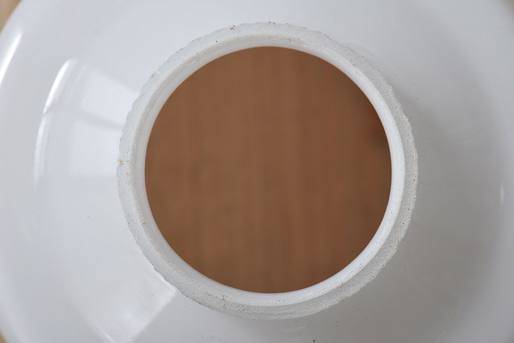 アンティーク　古い吊り下げ天井照明　白いガラスシェード(1)