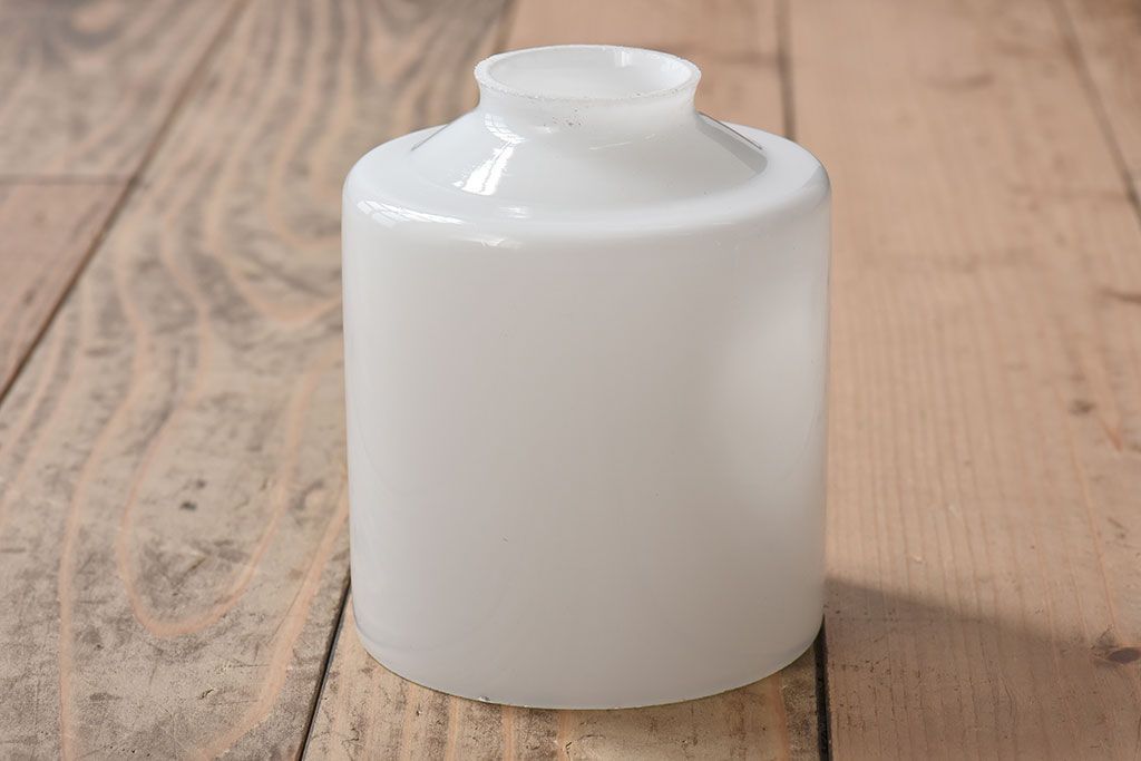 アンティーク　古い吊り下げ天井照明　白いガラスシェード(1)