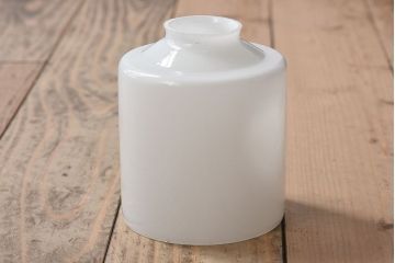 アンティーク　古い吊り下げ天井照明　白いガラスシェード(1)