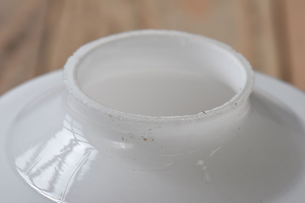 アンティーク　古い吊り下げ天井照明　白いガラスシェード(1)