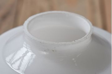 アンティーク　古い吊り下げ天井照明　白いガラスシェード(1)