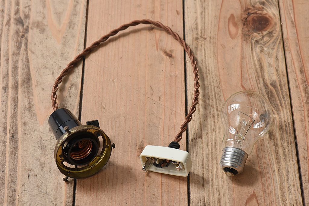 アンティーク　古い吊り下げ天井照明　白いガラスシェード(1)