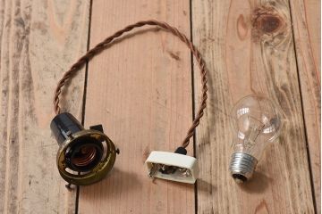 アンティーク　古い吊り下げ天井照明　白いガラスシェード(1)