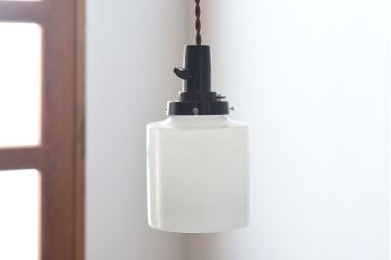 アンティーク　古い吊り下げ天井照明　白いガラスシェード(2)