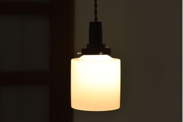 アンティーク　古い吊り下げ天井照明　白いガラスシェード(2)