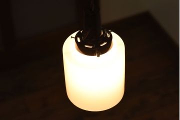 アンティーク　古い吊り下げ天井照明　白いガラスシェード(2)