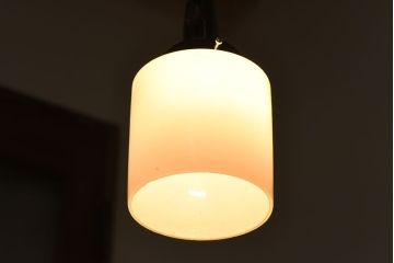 アンティーク　古い吊り下げ天井照明　白いガラスシェード(2)