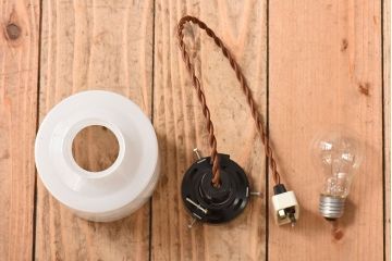 アンティーク　古い吊り下げ天井照明　白いガラスシェード(2)