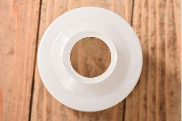 アンティーク　古い吊り下げ天井照明　白いガラスシェード(2)