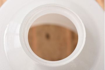 アンティーク　古い吊り下げ天井照明　白いガラスシェード(2)