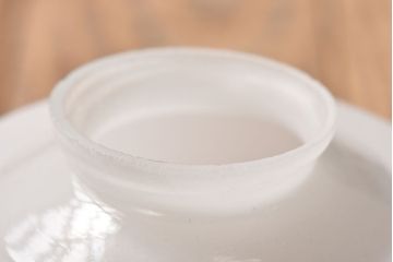 アンティーク　古い吊り下げ天井照明　白いガラスシェード(2)