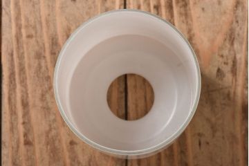 アンティーク　古い吊り下げ天井照明　白いガラスシェード(2)