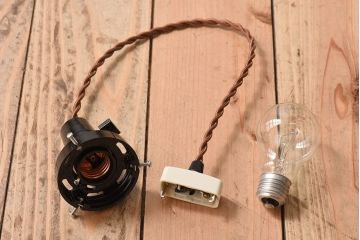 アンティーク　古い吊り下げ天井照明　白いガラスシェード(2)