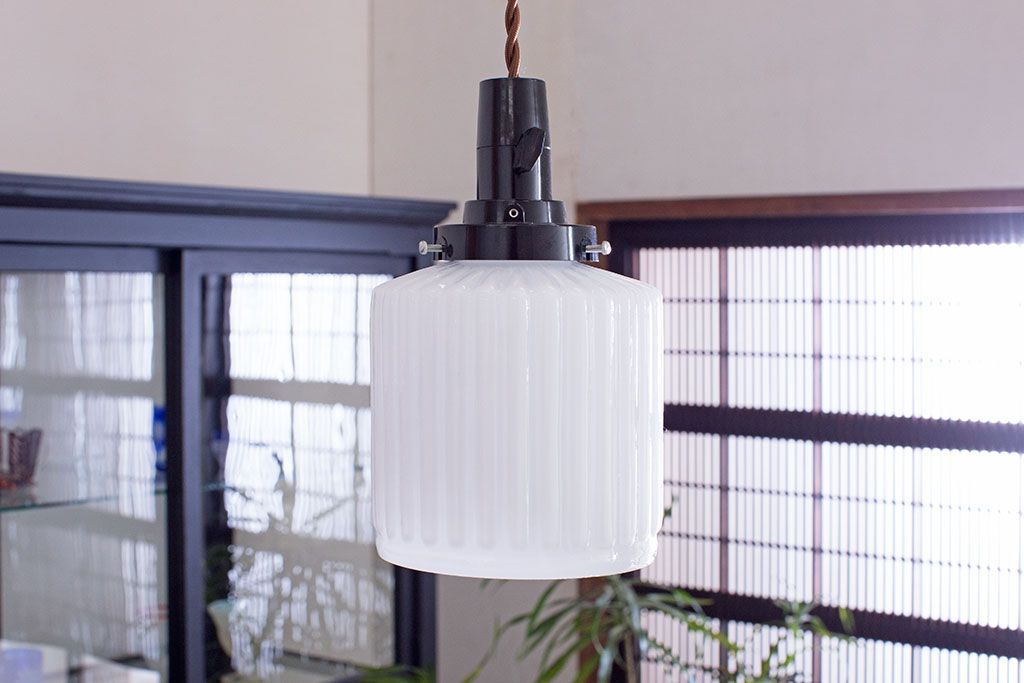 アンティーク　古い吊り下げ天井照明　白いガラスシェード(3)
