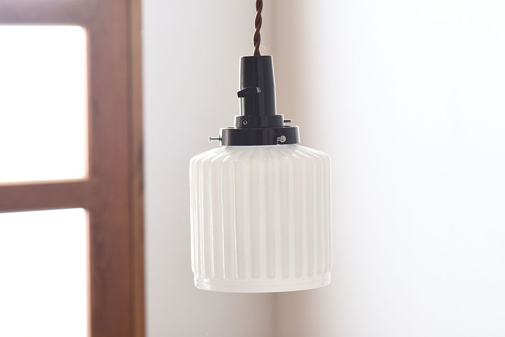 アンティーク　古い吊り下げ天井照明　白いガラスシェード(3)