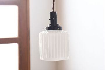 アンティーク　古い吊り下げ天井照明　白いガラスシェード(3)