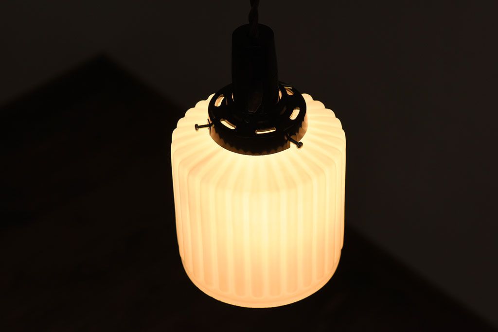 アンティーク　古い吊り下げ天井照明　白いガラスシェード(3)