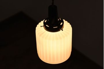 アンティーク　古い吊り下げ天井照明　白いガラスシェード(3)