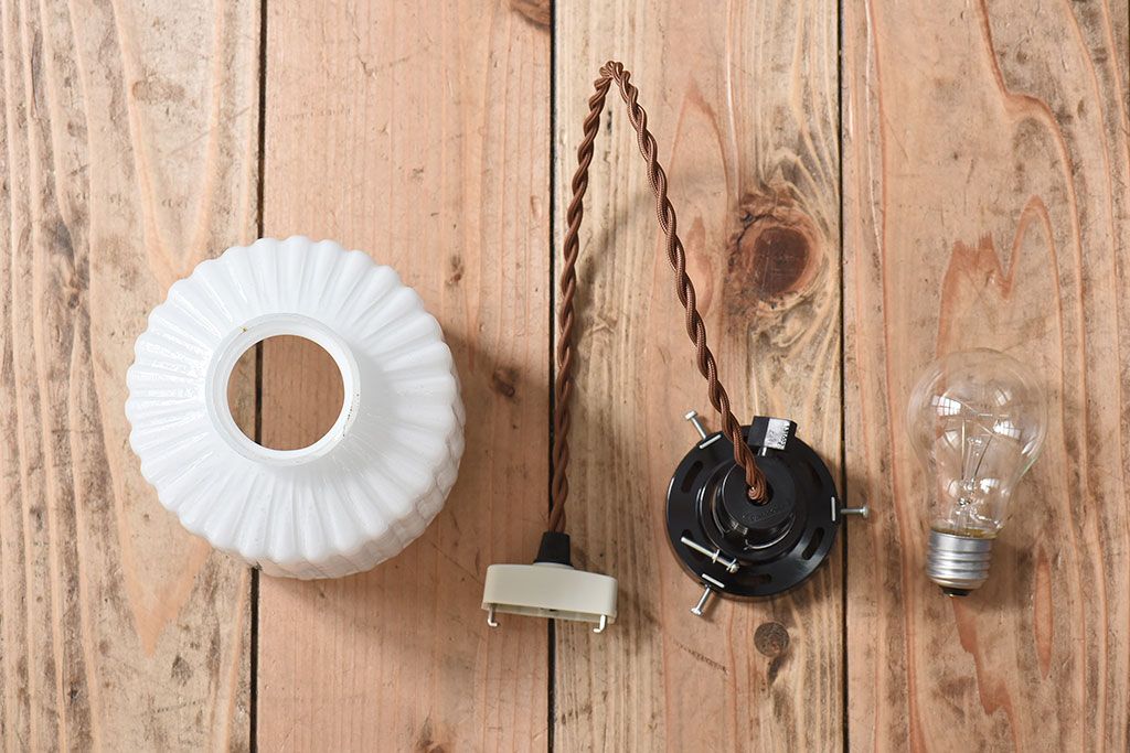 アンティーク　古い吊り下げ天井照明　白いガラスシェード(3)