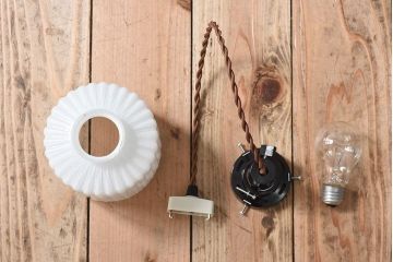 アンティーク　古い吊り下げ天井照明　白いガラスシェード(3)