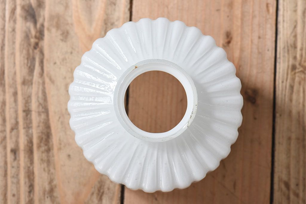 アンティーク　古い吊り下げ天井照明　白いガラスシェード(3)