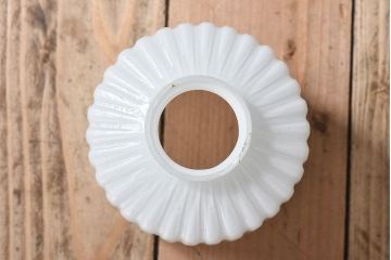 アンティーク　古い吊り下げ天井照明　白いガラスシェード(3)