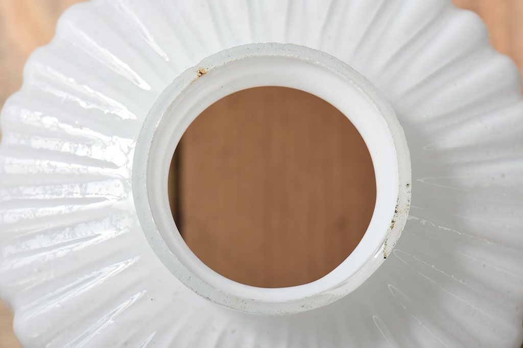 アンティーク　古い吊り下げ天井照明　白いガラスシェード(3)