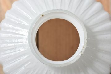 アンティーク　古い吊り下げ天井照明　白いガラスシェード(3)