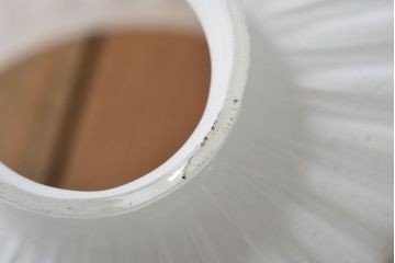 アンティーク　古い吊り下げ天井照明　白いガラスシェード(3)