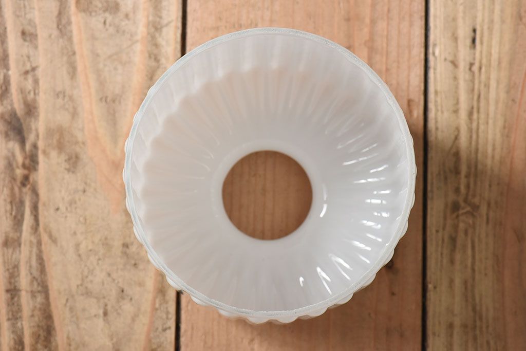 アンティーク　古い吊り下げ天井照明　白いガラスシェード(3)