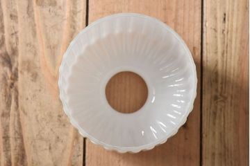 アンティーク　古い吊り下げ天井照明　白いガラスシェード(3)