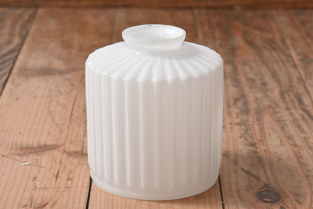 アンティーク　古い吊り下げ天井照明　白いガラスシェード(3)