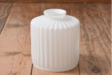 アンティーク　古い吊り下げ天井照明　白いガラスシェード(3)