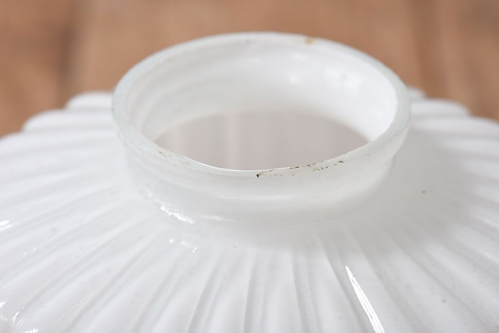 アンティーク　古い吊り下げ天井照明　白いガラスシェード(3)