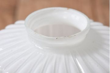 アンティーク　古い吊り下げ天井照明　白いガラスシェード(3)