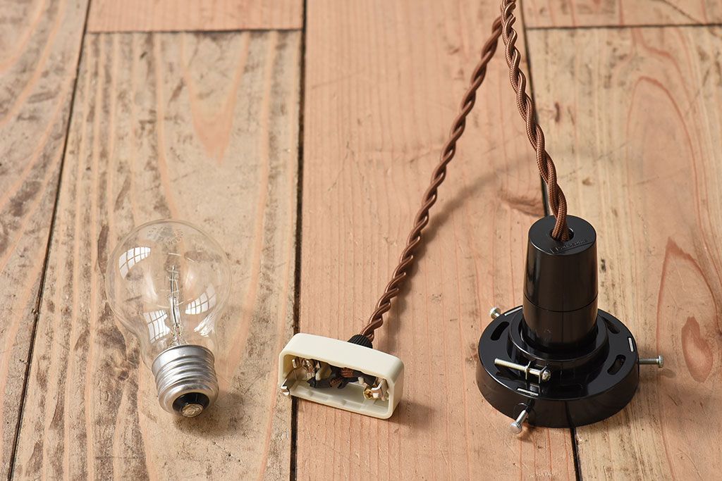 アンティーク　古い吊り下げ天井照明　白いガラスシェード(3)