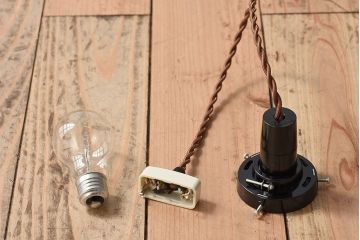 アンティーク　古い吊り下げ天井照明　白いガラスシェード(3)