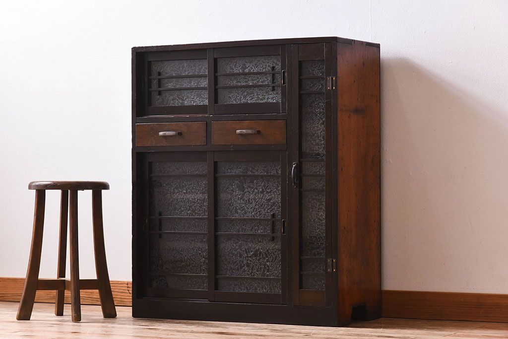 アンティーク家具　結霜ガラス入り!古い木製の収納棚(下駄箱)